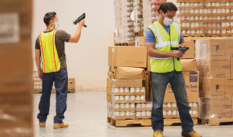 Almacén moderno con equipos Zebra MC9300, ZT411 y DS3678 optimizando la cadena de suministro y logística con códigos de barras y gestión automatizada