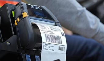 Tienda retail moderna con personal utilizando computadoras móviles Zebra MC2200, tablets ET40 y impresoras ZQ630 para mejorar productividad y servicio al cliente