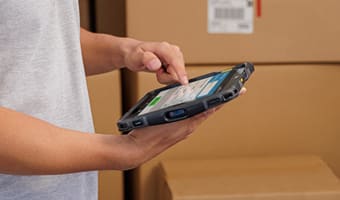 Operarios de campo utilizando tablets ultra-resistentes Zebra ET85 y computadoras móviles MC3300 para trabajo remoto con conectividad y gestión de datos eficiente