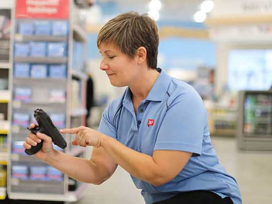 Equipo profesional de Incode Argentina trabajando con tecnología Zebra en oficinas modernas, demostrando 20 años de experiencia en soluciones de automatización