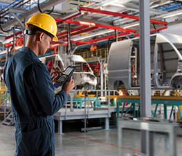 Equipo técnico de Incode Argentina realizando implementación de soluciones Zebra en cliente, mostrando expertise en automatización industrial